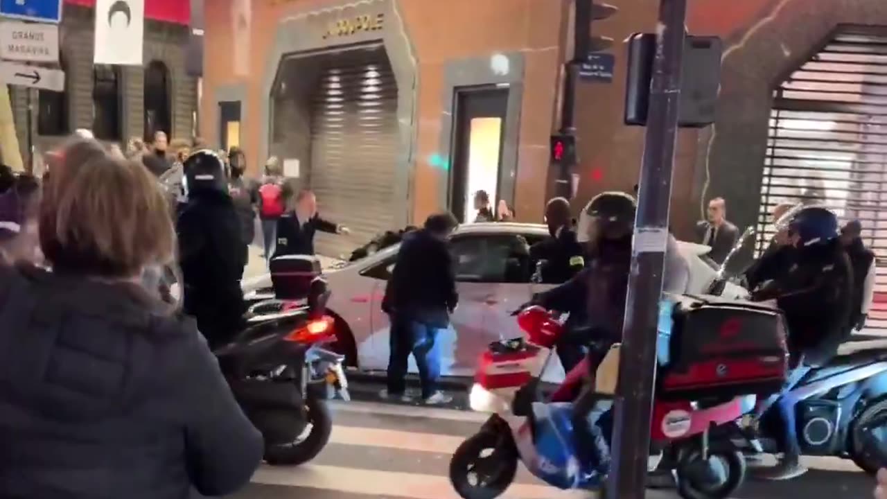 Usual suspect in Paris hits cyclist, then runs away like a rat.