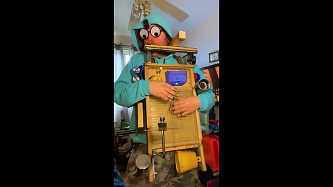 Googley eyed doohickey slammer