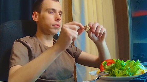 Ем, болтаю и отдыхаю | Салатик и запечённая картошка