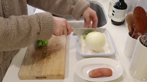 VLOG Cooking Pizza Toast Braised Chicken and Enjoying Spring Weather with Wangzi