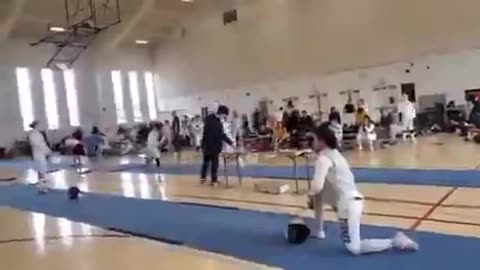 🇺🇸 WOMAN REJECTS TRANS ATHLETE AND TAKES A KNEE