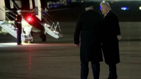 Tổng thống Trump rời khỏi chuyên cơ Air Force One, trở về Bạch Cung lần đầu tiên trong năm 2026.