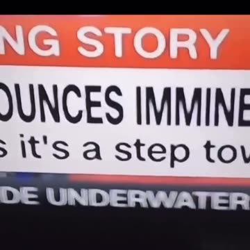 “注意” 影片下方跑馬燈那一行字：一座高達一英里的水下火山即將從西海岸噴發，科學家預測未來幾個月內，太平洋上一座鮮為人知的火山將爆發，一天內將引發 10,000 次地震