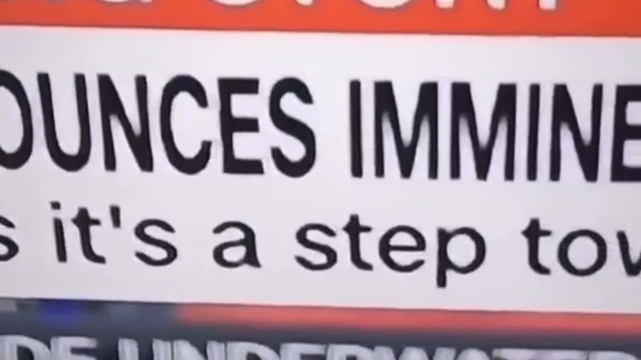 “注意” 影片下方跑馬燈那一行字：一座高達一英里的水下火山即將從西海岸噴發，科學家預測未來幾個月內，太平洋上一座鮮為人知的火山將爆發，一天內將引發 10,000 次地震