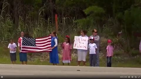 Texas Patriots đang xếp hàng dọc các xa lộ ở Quận Kerr để chào đón @POTUS và @FLOTUS ❤️