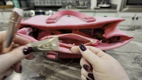 Whats in my Pink Juicy Couture Tote Bag. 💖💕👜💘💝