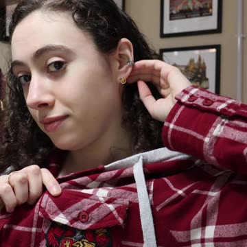 Unboxing Gryffindor Girls Crew Earrings | Harry Potter Accessories