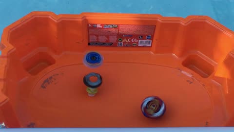 Beyblade Battles in a Pool! | Beyblade Zenin!