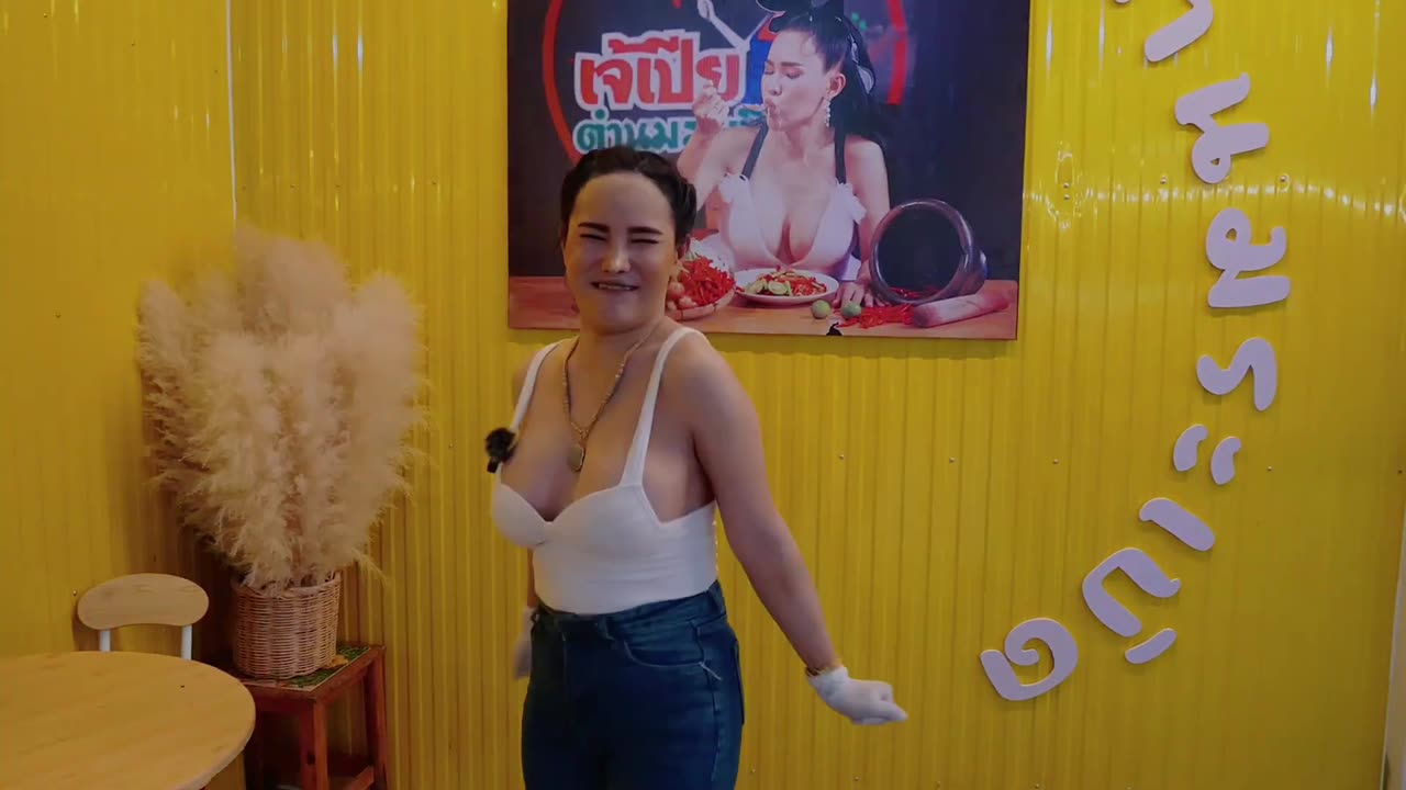 Amazing lady making continental while dancing💃💃👯👯