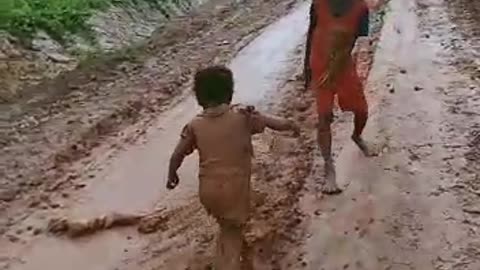 Kids play when it raining.😁