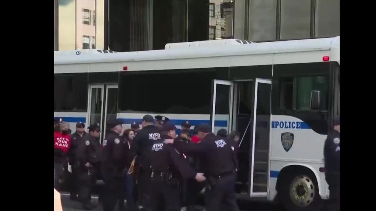 TIN ĐẶC BIỆT 🚨 Những người biểu tình xông vào Trump Tower đã bị còng tay và đưa lên xe buýt