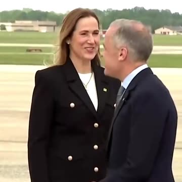 CARNEY GREETED BY... THE CAPTAIN AND STEWARDESSES ???