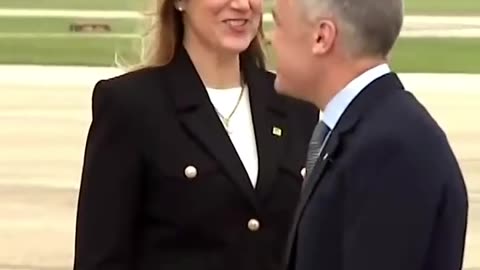 CARNEY GREETED BY... THE CAPTAIN AND STEWARDESSES ???