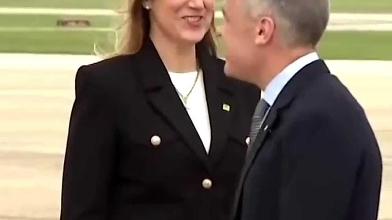 CARNEY GREETED BY... THE CAPTAIN AND STEWARDESSES ???
