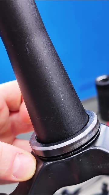 Bicycle fork removal: how it's done in a professional workshop.