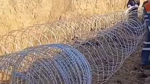 🇺🇦🛡️ Additional reinforcement of the anti-tank ditch with barbed tape along the bottom.