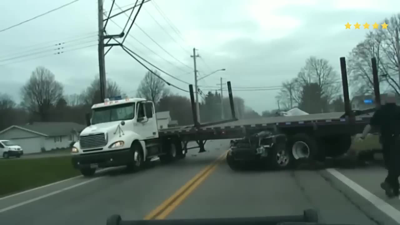 UNBELIEVABLE police chases with trucks and lorries! – All captured on dashcam!