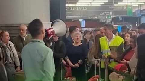 Caos ferroviario en España: robo de cable deja a 10.000 viajeros varados y 30 trenes afectados