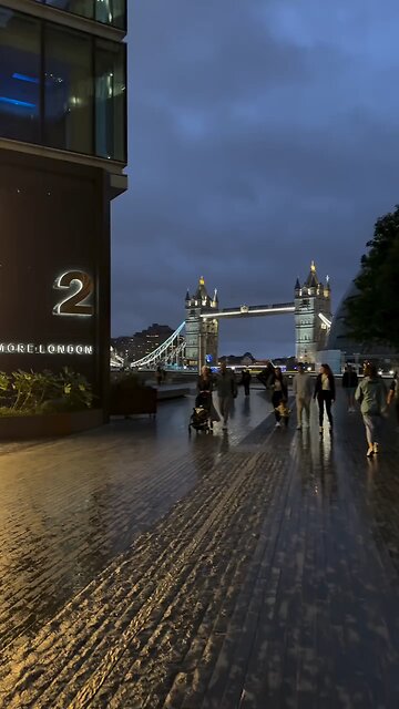 London Lights: The Charm of the City at Night 🌉🇬🇧"