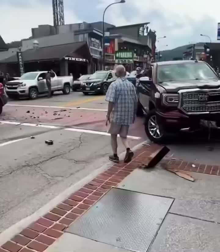 Video of Multiple Vehicle Crash in Gatlinburg, Tennessee