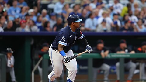 Salvador Pérez con su doble 300 en la MLB