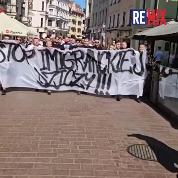 🇵🇱 Einwohner der polnischen Stadt Toruń marschieren durch die Straßen der Stadt,.