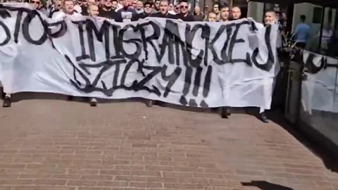 🇵🇱 Einwohner der polnischen Stadt Toruń marschieren durch die Straßen der Stadt,.