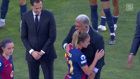 Laporta comforting a completely broken Alexia and Aitana 💔