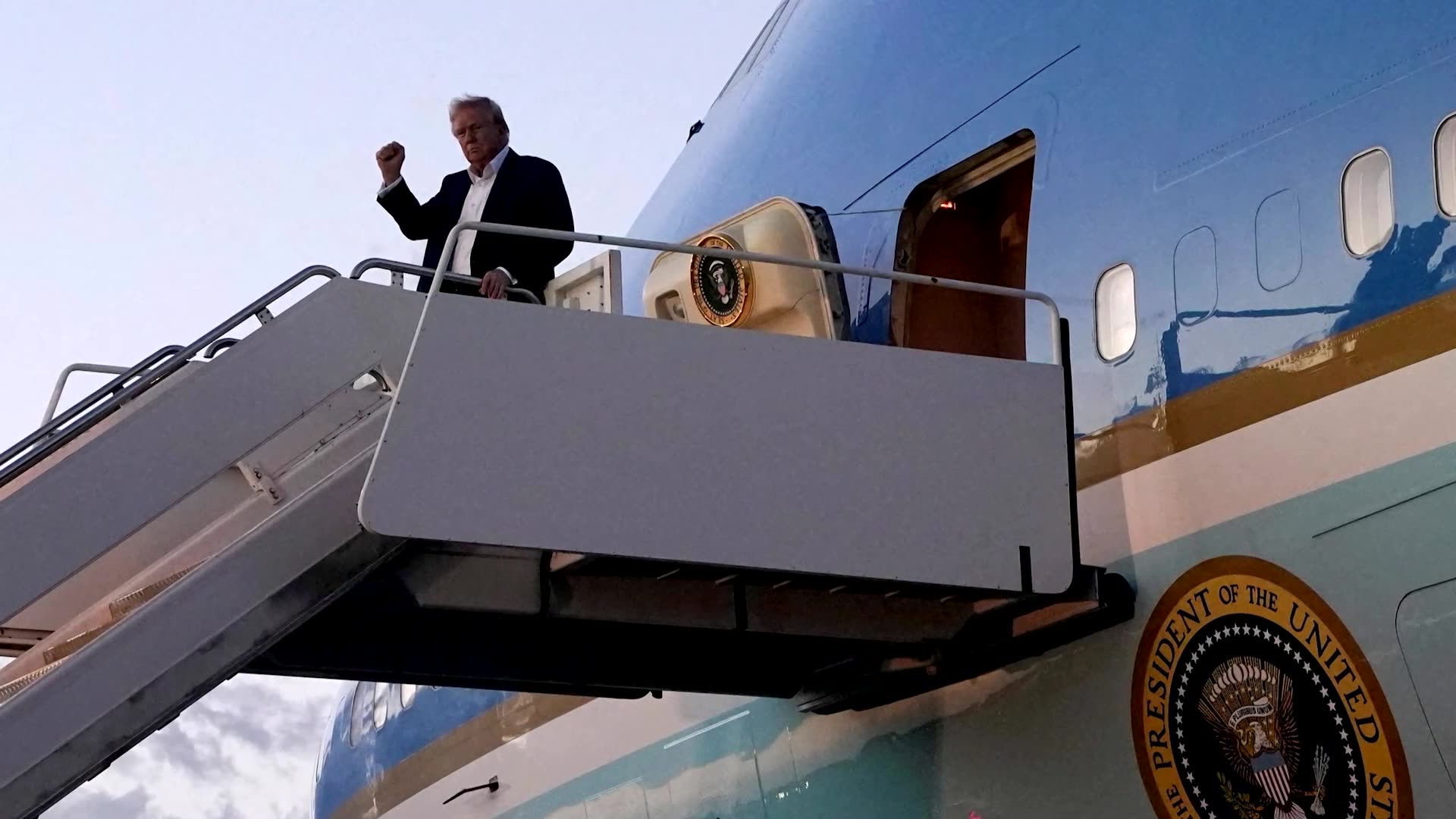 Trump plans to accept 747 from Qatar for Air Force One, source says