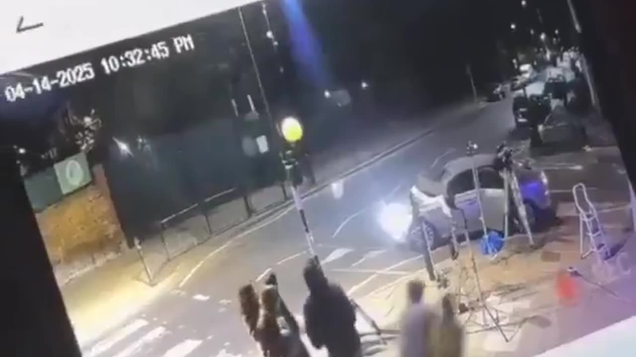 🚨🇬🇧 BREAKING NEWS Foreign gang steals camera from film set in London.