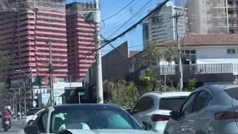 Porsche se envolve em acidente de trânsito em Goiânia (GO)