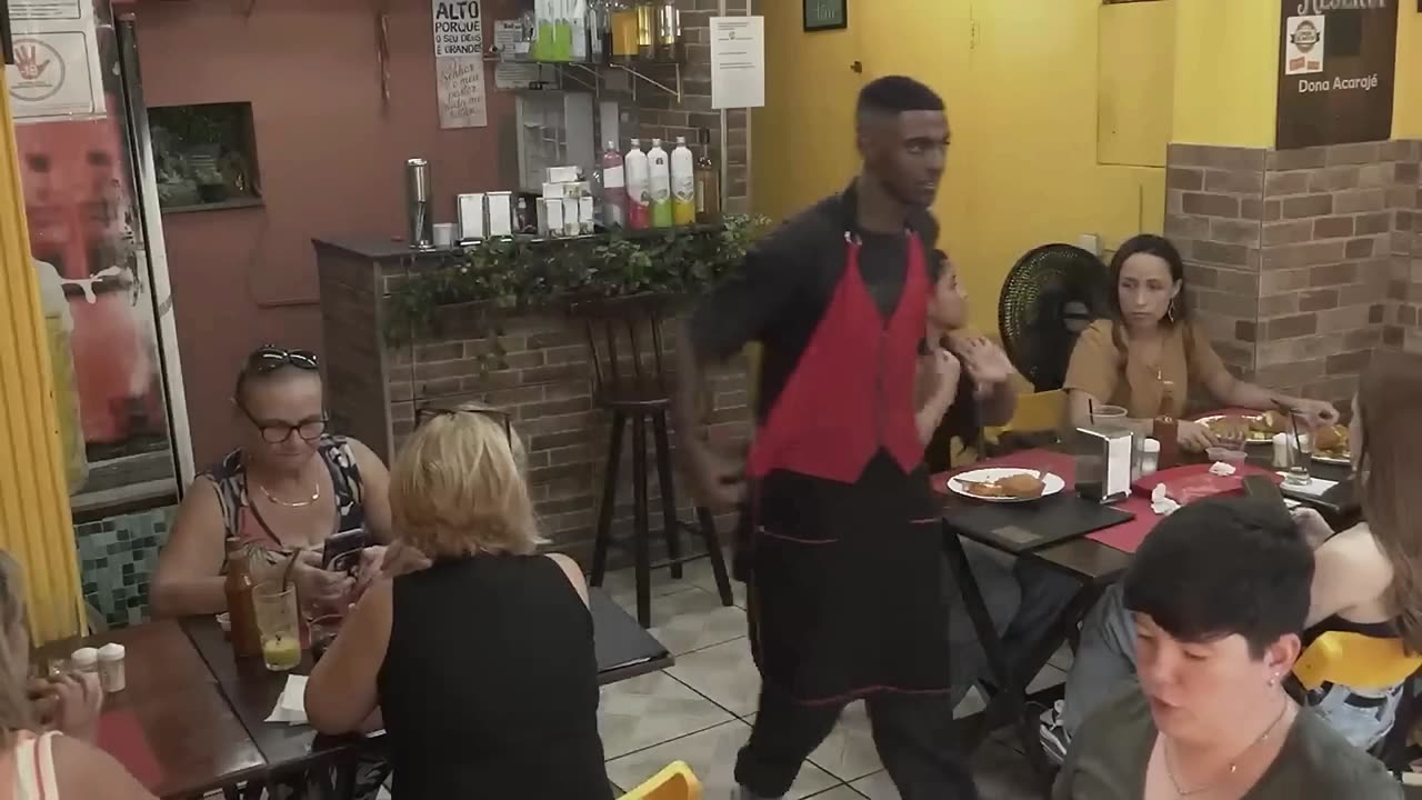 Garçom do Dona Acarajé ameaça bater em Jacquin, grita com clientes e é expulso sob aplausos