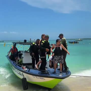 Rescate de turistas en lancha