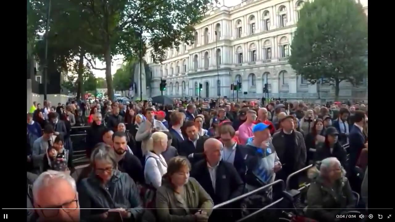 🚨Hàng ngàn người yêu nước ở London đã tụ tập để ủng hộ Charlie Kirk. Thật tuyệt vời!