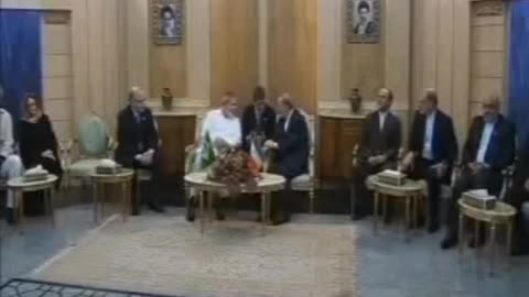 Mahmoud Ahmadinejad na Venezuela beija o caixão de Hugo Chávez. 2013/03/08. Lulaladrão no Irãn 2010/12/10