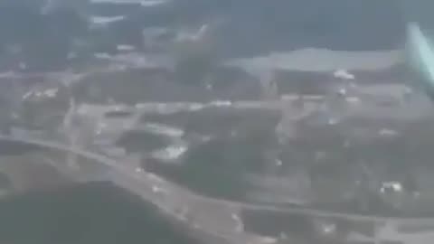 Un portail s'ouvre dans le ciel, filmé par un passager d'avion stupéfait. 🧐🤔