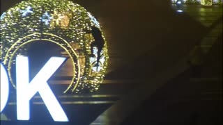 W nocy w centrum Białegostoku grupa osób wspinała się na ozdoby świąteczne.