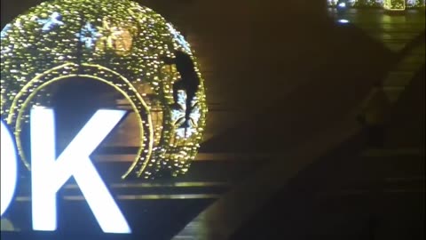 W nocy w centrum Białegostoku grupa osób wspinała się na ozdoby świąteczne.