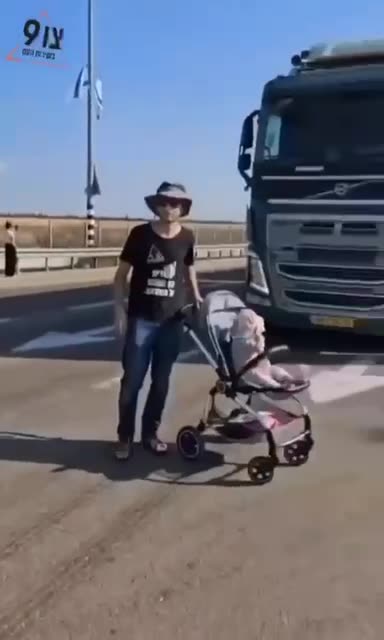 🇮🇱 Israeli settlers block humanitarian aid headed for Gaza