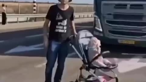 🇮🇱 Israeli settlers block humanitarian aid headed for Gaza