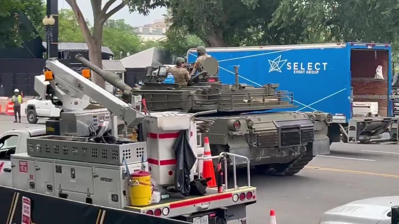 Tanks are rolling out near the White House