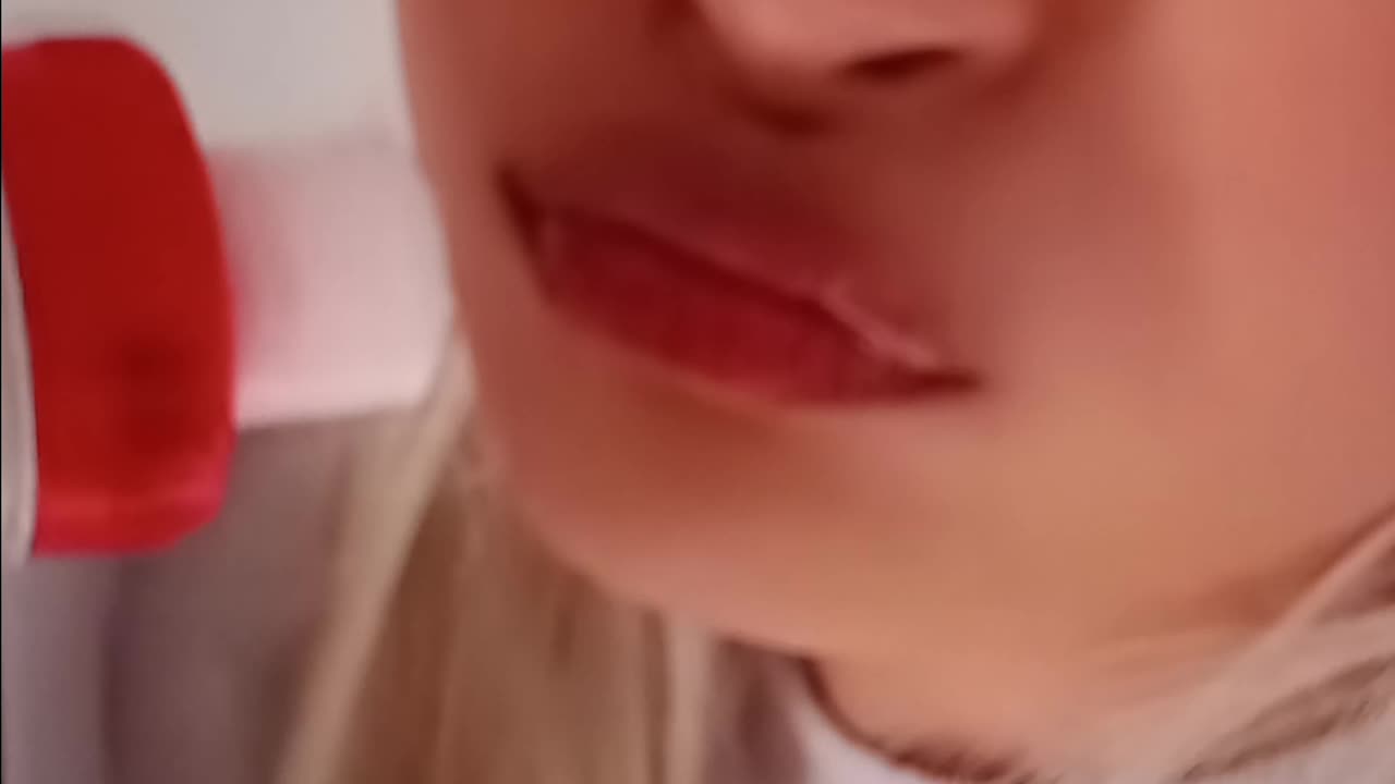 Pretty streamer girl farting