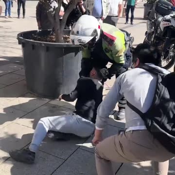 Photographer had his camera stolen. He chased down the thief and put him into a rear choke