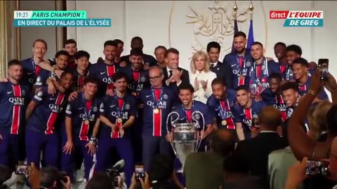 Macroni fton Brigitte për foto me skuadrën e PSG