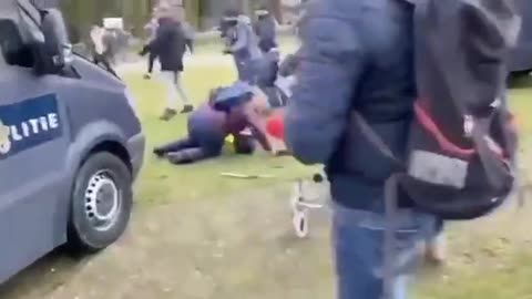 Malieveld 13-03-2021 │ Romeo (politie in burger) stapt uit een ME bus en duwt plotsklaps een vrouw voor een andere ME bus!