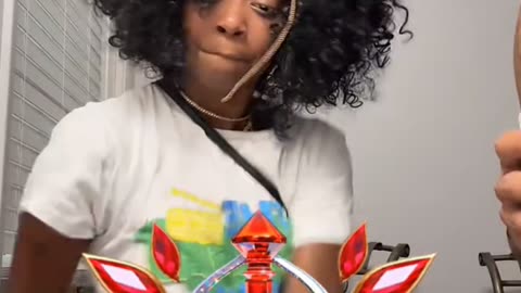 BIGO LIVE: 21 SHOWS DROSKI HER DANCE MOVES WHILE BEING VERY CONTROLLING