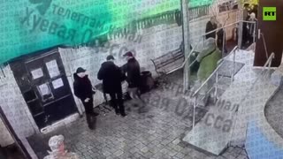 Ukrainer,nach seiner Zwangsrekrutierung in der Nähe eines Rekrutierungszentrums in die Luft sprengte