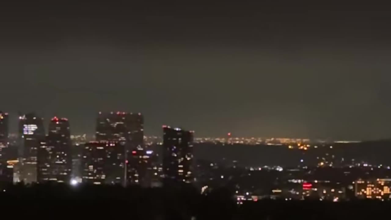 🛸🌟 UFO Floating Over Beverly Hills, California on January 26, 2025 | TheTruthAbove