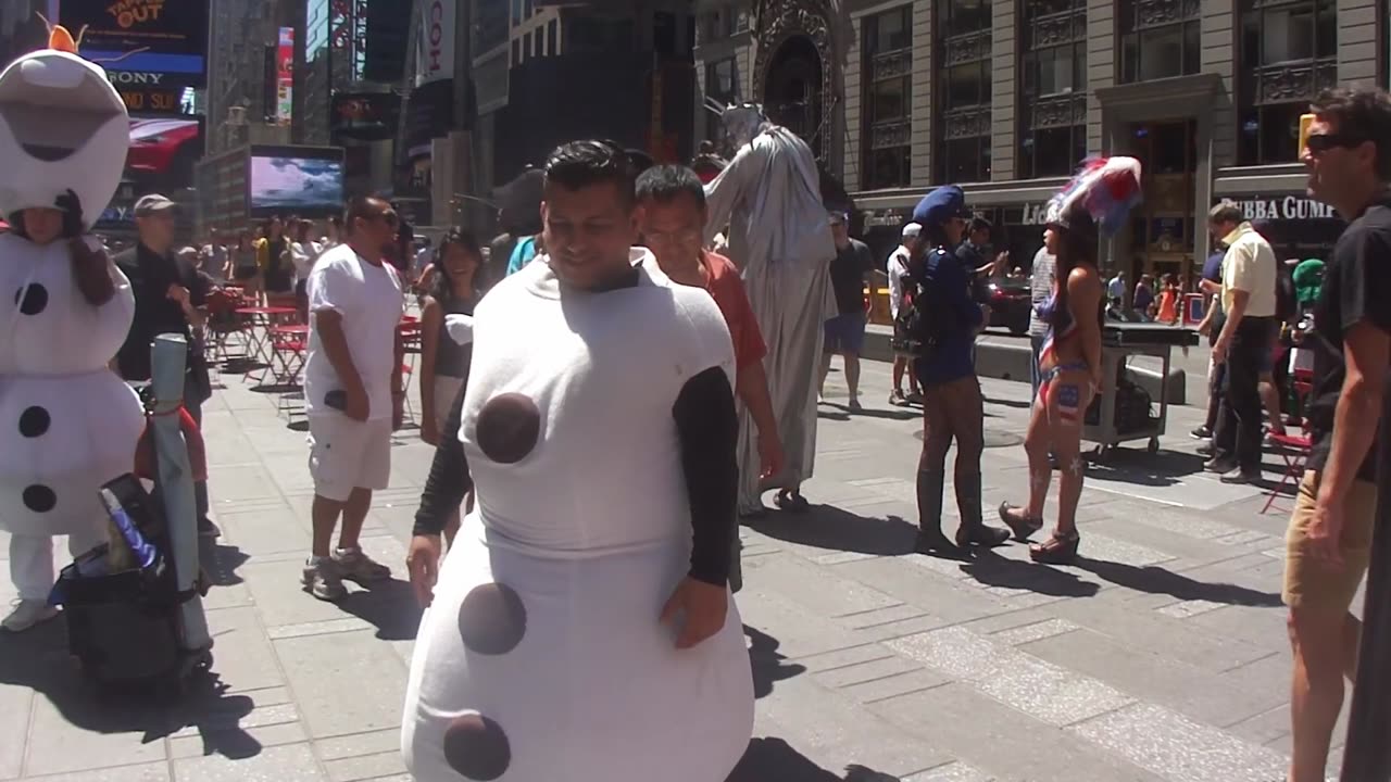 Luodong Massages Olaf In Times Square