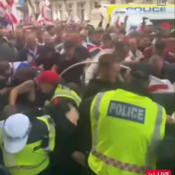 Protestujący w Londynie przedarli się przez korytarz policyjny.